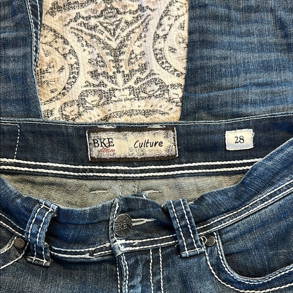 Buckle BKE Culture Medium Wash Capri Cuffed Denim - Picture 2 of 4